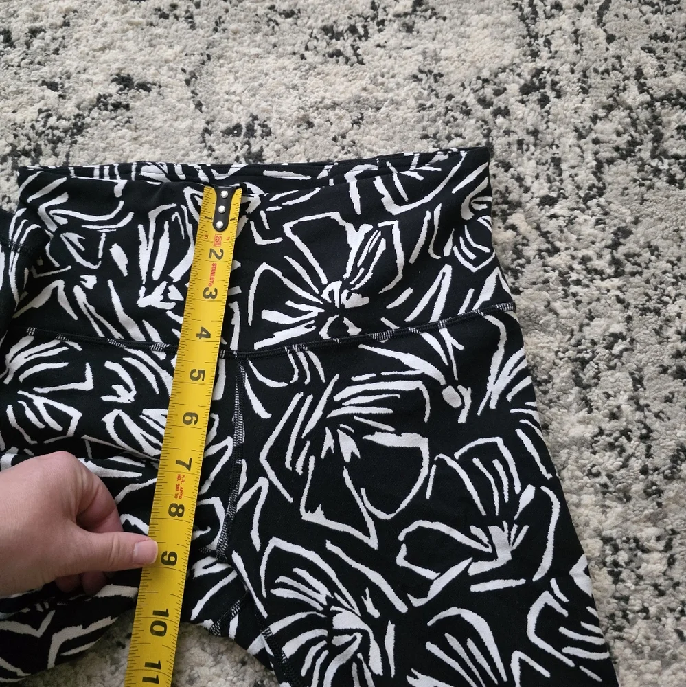 Athleta Elation Textured 7/8 Tight Floral Black White Womens S Preppy Goth Chic